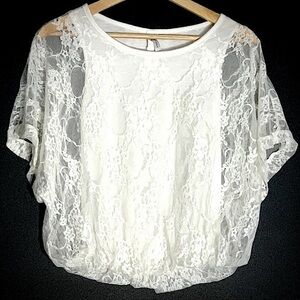 Discreet Short-Sleeve White Lace Overlay Blouse